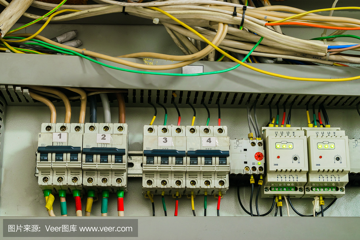 電機及電線事務用開關箱內